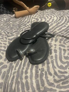 Universal Thread Black Leather Toe-Ring Slide Sandals with Silver Accent